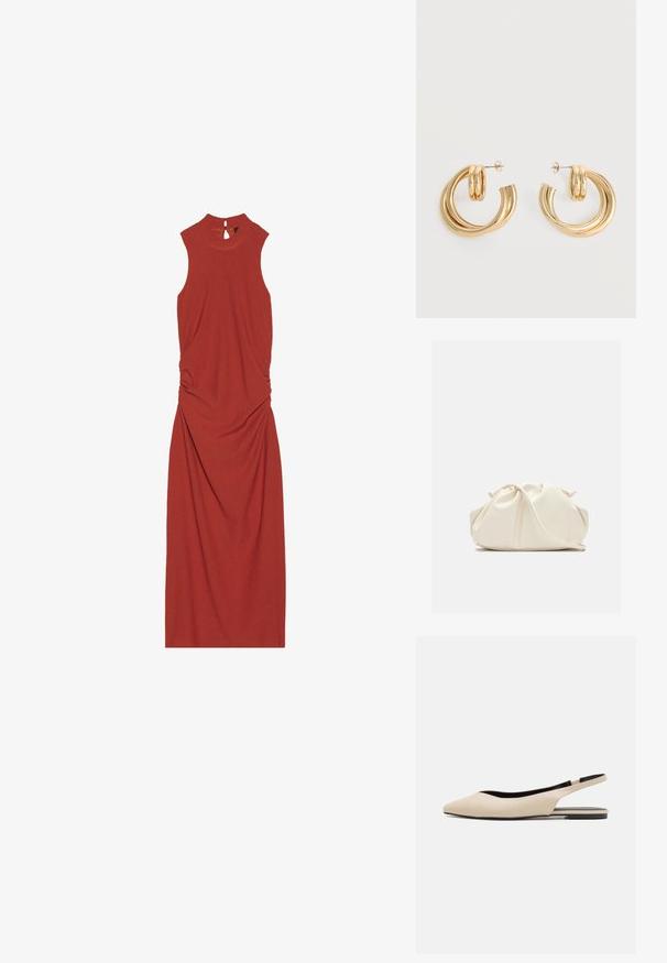 Rotes ärmelloses Kleid mit geripptem Textur, hohem Kragen und Schlüsselholenausschnitt auf der Rückseite. Mit gerafften Seiten für eine enganliegende Silhouette.; Beige Leder Slingback-Ballerinas mit spitzem Zeh, minimalistischem Design, glatter Textur und einer niedrigen schwarzen Sohle.; Weiche, cremefarbene Leder-Clutch mit gerafftem Design und einem dünnen Schulterriemen, der vorne auf einem schlichten Hintergrund liegt.; Paar glänzende goldene Doppel-Loop-Creolen mit Steckverschlüssen vor weißem Hintergrund.