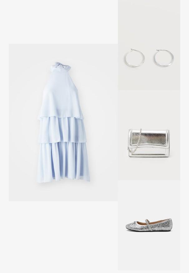 Robe halter bleu clair en tissu doux, avec trois couches superposées offrant une silhouette fluide et un détail de cou noué.; Ballerines en paillettes argentées avec un bout arrondi, une sangle élastique et un talon minimal. Surface texturée avec un éclat métallique et des finitions contrastées.; Pochette métallique argentée avec une texture lisse, fermeture rabat et une bandoulière en chaîne. Présente un design rectangulaire structuré et des accents cousus.; Boucles d’oreilles créoles en métal argenté avec une surface lisse légèrement incurvée et des fermoirs à clapet sur un fond blanc uni.