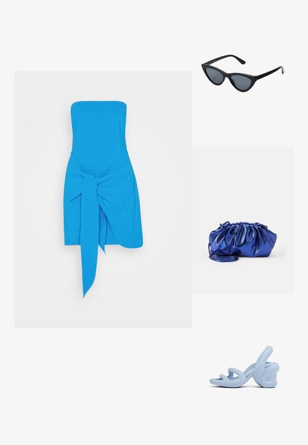NA-KD BASMA BADA BANDEAU TIE DETAIL MINI DRESS - Cocktailjurk - blue; Lichtblauwe haksandalen, gemaakt van glad rubber, met een sculpturaal ontwerp van golvende banden en een stevige hak.; Zwarte cat-eye zonnebril met donkergrijze lenzen, slank plastic frame, puntige hoeken en rechte pootjes. Geen zichtbare hardware of accenten.; Metaalblauwe clutch met geplooid ontwerp en een schouderriem. De gladde textuur en gegatherde details benadrukken de unieke vorm.