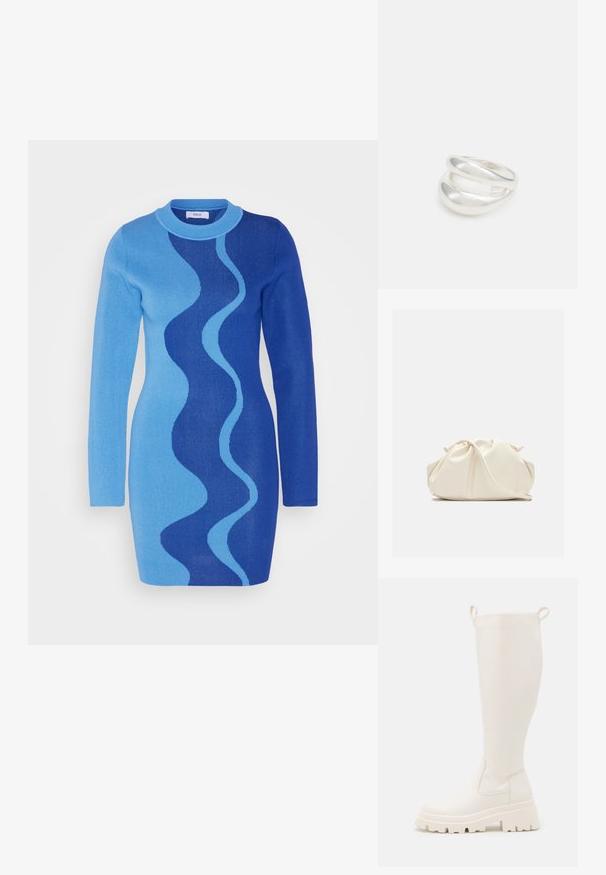 Envii IDA DRESS - Strickkleid - blue; Knöchelhohe weiße Gummistiefel mit einer robusten Sohle und elastischen seitlichen Einsätzen. Verfügt über Zuglaschen an der Oberseite für leichteres Anziehen. Glatte Textur.; Weiche, cremefarbene Leder-Clutch mit gerafftem Design und einem dünnen Schulterriemen, der vorne auf einem schlichten Hintergrund liegt.; Silberner Doppelring mit einer glatten, polierten Oberfläche. Verfügt über ein fließendes, kurviges Design mit überlappenden Abschnitten für einen modernen Look.