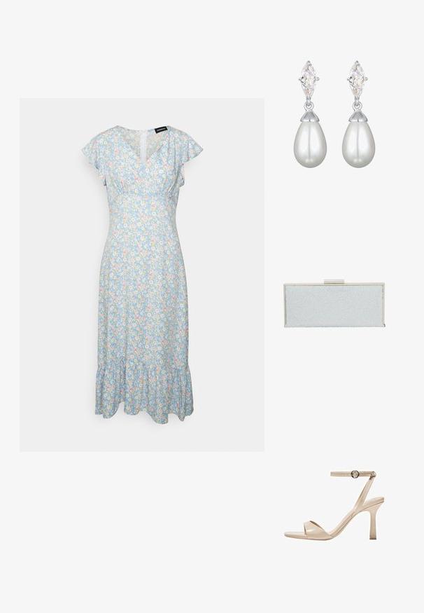 Even&Odd Jurk - light blue/pink; Nude lakleren hoge hak sandaal met een dunne enkelband en ronde gesp, open teen ontwerp en een slanke stilettohak.; Lichtblauwe clutch met een gestructureerd oppervlak voorzien van heldere, verhoogde druppels. Zilverkleurige hardware bij de bovensluiting, rechthoekige vorm.; Parel-druppel oorbellen met witte druppelvormige parels, een zilveren bovenstuk en marquise-vormige heldere kristallen erboven. Strak en gepolijst ontwerp.