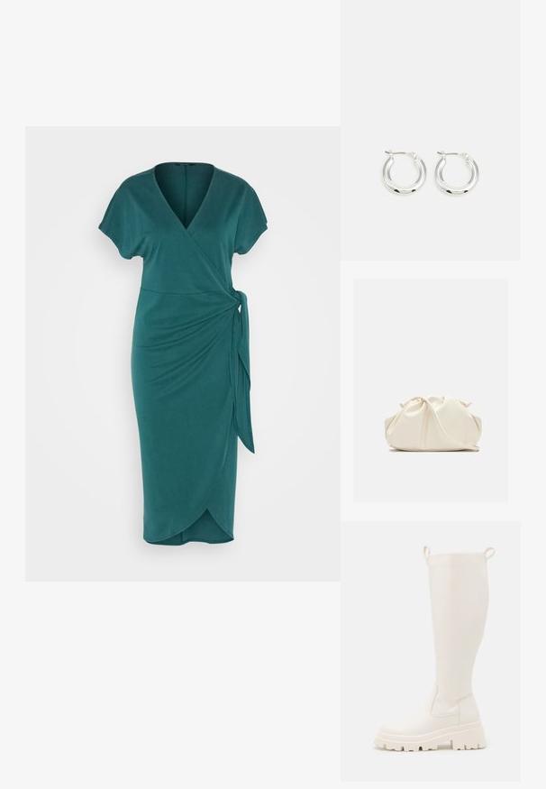 Monki Jerseykleid - green; Knöchelhohe weiße Gummistiefel mit einer robusten Sohle und elastischen seitlichen Einsätzen. Verfügt über Zuglaschen an der Oberseite für leichteres Anziehen. Glatte Textur.; Weiche, cremefarbene Leder-Clutch mit gerafftem Design und einem dünnen Schulterriemen, der vorne auf einem schlichten Hintergrund liegt.; Silberne Creolen mit glänzender Oberfläche, die eine kreisrunde Form haben und mit einem schwenkbaren Verschluss ausgestattet sind. Glatte Textur mit minimalen Details.