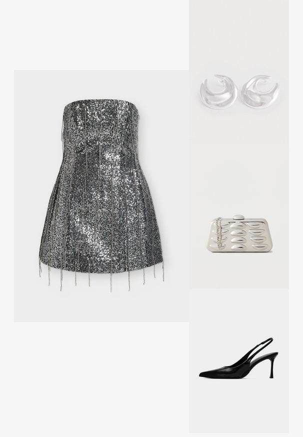 Silbernes, paillettenbesetztes, trägerloses Kleid mit ausgestellt geschnittener Silhouette, das hängende metallische Fransen und eine glatte, glänzende Textur aufweist.; Schwarze Lackleder-Slingback-Pumps mit einer spitzen Zehenpartie, schlankem Design und schmalem Stiletto-Absatz. Glatte Textur, minimale Verzierungen.; Rechteckige silberne Clutch mit erhabenen ovalen Mustern auf der Vorderseite und einer silbernen Kette, die an einer Ecke auf einem einfarbigen Hintergrund liegt.; Ein Paar polierter, silberner, mondförmiger Creolen mit einer glatten, reflektierenden Oberfläche auf einem weißen Hintergrund.