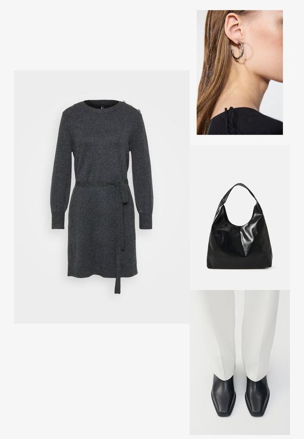 Kollerschwarz gestricktes Langarmkleid mit Rundhalsausschnitt, seitlichem Bindegürtel, gerippten Bündchen und Knopfdetails an der linken Schulter.; Schwarze Lederstiefeletten mit spitzem Zeh und niedrigem Blockabsatz, kombiniert mit weißen weiten Hosen. Glatte Textur, elegantes Design.; Schwarze Leder-Hobo-Tasche mit einer weichen, glänzenden Textur und einem runden, offenen Oberteil. Verfügt über einen breiten, gebogenen Tragegurt. Keine sichtbaren Beschläge.; Silberne Creolen mit polierter Oberfläche, die kleine goldene Akzentdetails und eine runde Form aufweisen, am Ohrläppchen getragen.