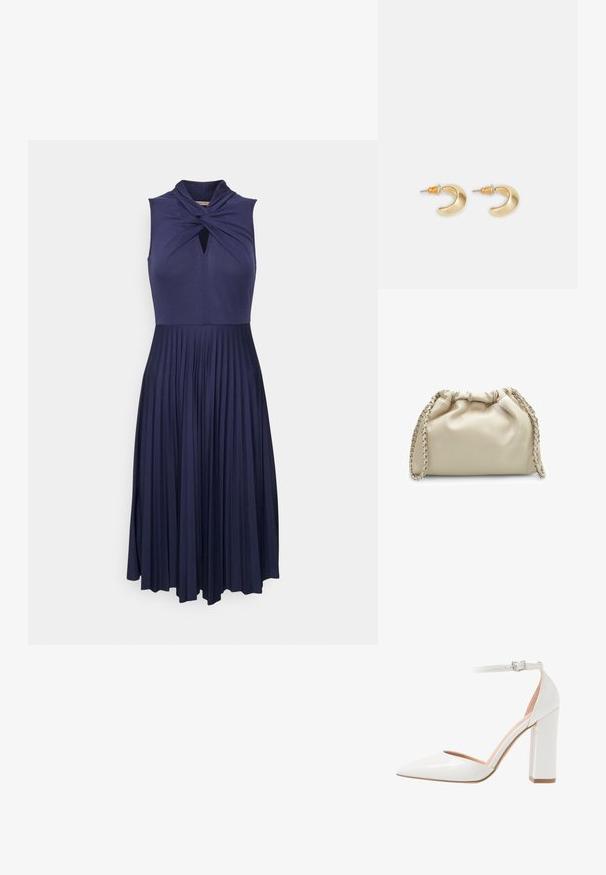 Anna Field Petite Hverdagskjole - dark blue; Hvide patenterede læder højhælede sko med åben side, spidse tæer, ankelrem med spænde og en kraftig blokhæl.; Beige lædertaske med en samlede top, sølv kædetræ og glat tekstur. Har en afrundet form og minimalistisk design.; Guld halvmåneformede øreringe med en glat overflade, der har orange accenter nær stiften og sølv hardware.