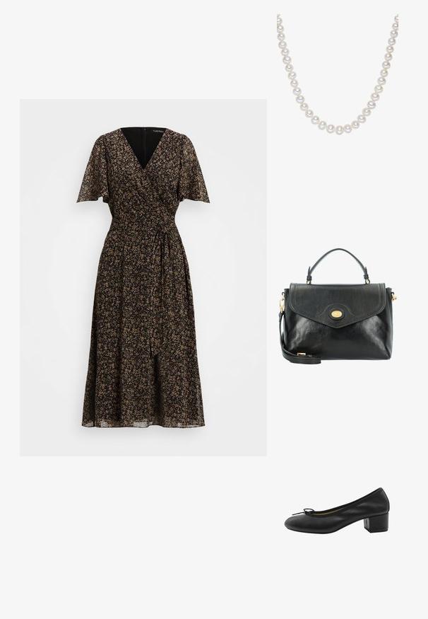 Vestido envolvente floral en negro con mangas cortas y vaporosas. Presenta un escote en V profundo, cintura ajustada y una falda fluida con un detalle de lazo.; Zapato de tacón de cuero negro con punta redonda, pequeño detalle de lazo en la parte delantera y tacón cuadrado. Textura suave con acentos de diseño mínimos.; The Bridge Bolso de mano - nero; Collar de perlas blancas con perlas redondas, suaves y de tamaño uniforme, con un acabado brillante, ensartadas para formar un diseño clásico.