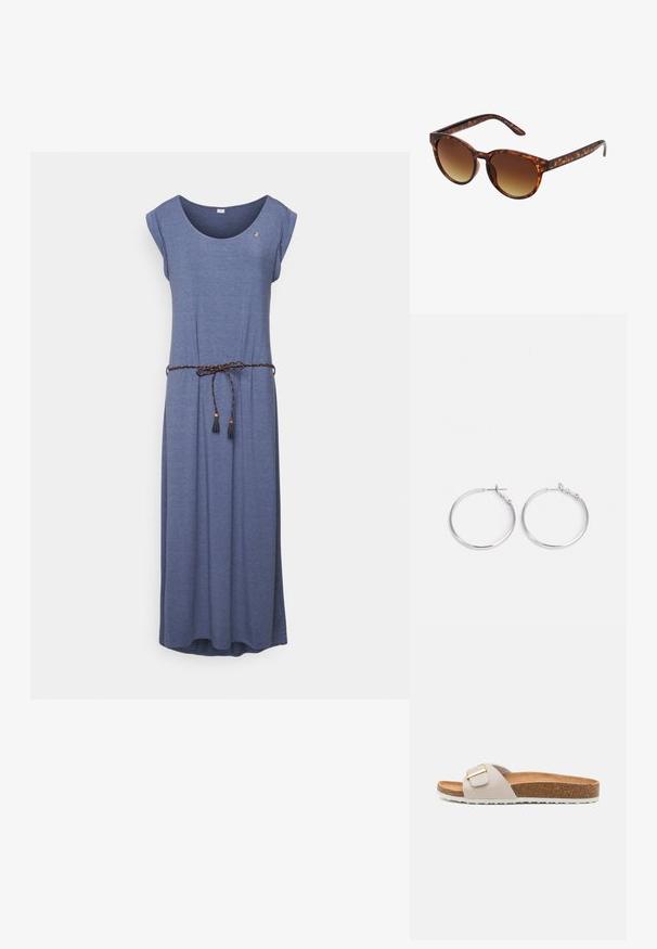 Ragwear TAGG LONG - Vestido ligero - indigo blue; Chancla deslizante gris claro con una correa texturizada y una hebilla dorada. Cuenta con una plantilla de corcho y una suela de goma blanca con un patrón de zigzag.; Gafas de sol carey con forma de ojo de gato vintage, lentes marrones degradados y un acabado suave y brillante en las monturas y los brazos.; sweet deluxe EARRING - Pendientes - silver-coloured