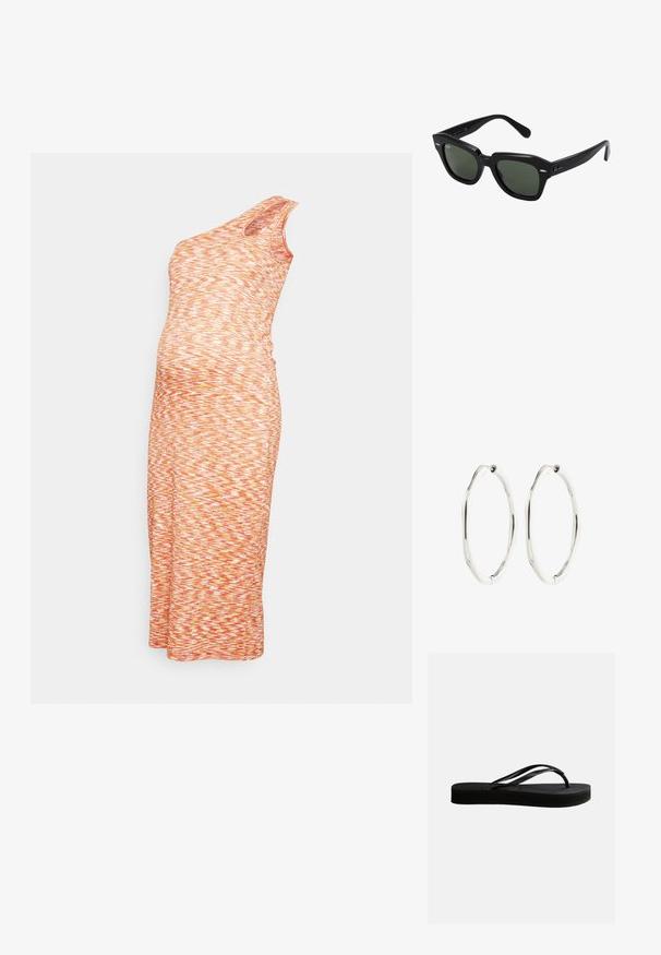 Vestido midi ajustado de un solo hombro en un patrón de zigzag texturizado en naranja y blanco, con una abertura lateral para facilitar el movimiento.; Chancla negra de goma con suela texturizada y correa en forma de Y, mostrada en vista lateral sobre un fondo liso y claro.; Gafas de sol cuadradas negras con lentes verde oscuro, con montura audaz y acentos plateados en los laterales. Fabricadas en Italia.; Par de pendientes de aro ovalados en tono plateado con una forma ligeramente irregular y ondulada, con cierres de bisagra sobre un fondo blanco.
