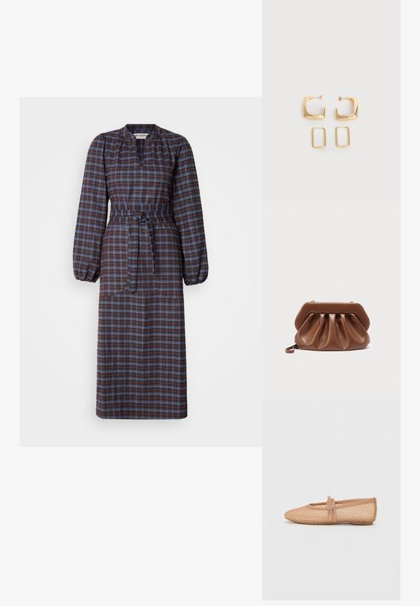 Robe à carreaux brun et bleu avec un décolleté en V, de longues manches bouffantes, une taille ceinturée et des poches latérales, fabriquée à partir d'un tissu léger.; Ballerines en mesh nude avec un bout pointu, un talon fermé, et une sangle décorative avec une boucle sur le cou-de-pied. Surface texturée.; Pochette en cuir marron au design plissé et structure rigide en haut, équipée d'une petite anse pour poignet et de détails de fermoir dorés.; Deux paires de Boucles d'oreilles créoles géométriques dorées sur une surface blanche unie, une paire carrée et pleine, une paire rectangulaire et creuse.