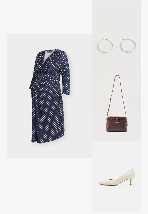 Vestido cruzado azul marino con lunares blancos, mangas largas y detalle de nudo recogido en la cintura.; Zapato de tacón bajo beige con punta afilada y un acabado superior suave y brillante. Presenta un sutil corte a lo largo del arco y un tacón delgado y cónico.; Bolso bandolera de cuero marrón con relieve de cocodrilo, con correa ajustable y bolsillo delantero con cierre, sobre un fondo liso.; Pendientes de aro de metal plateado con superficie lisa y ligeramente curvada y cierre de tipo mosquetón sobre un fondo blanco liso.