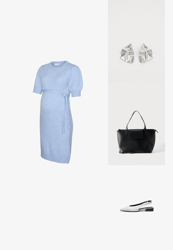 Robe de maternité en maille bleu clair avec manches courtes bouffantes et ceinture à nouer au-dessus du ventre, longueur au genou et encolure ronde.; Bottines plates en cuir blanc avec un bout pointu, design ouvert à l'arrière et un petit talon bloc noir. Texture lisse, accents minimalistes.; Sac cabas en cuir noir avec deux poignées, une bandoulière amovible, une fermeture à rabat magnétique et une texture lisse. Fermeture supérieure zippée et surpiqûres décoratives.; Boucles d'oreilles en métal argenté avec un design ondulé et sculptural, présentant une finition polie et des formes irrégulières, mettant en valeur une esthétique contemporaine.