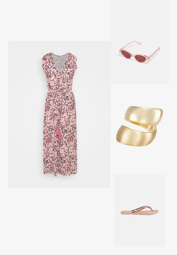 Floral maxi-jurk met een diepe V-hals, korte fluttermouwen en een elastische taille. Beschikt over een patroon in roze, paars en wit, en heeft een kwastje als detail.; Enkel lichtroze teenslipper met een textuurrijke zool en metalen rosegouden Y-vormige bandjes op een effen achtergrond.; Roze transparante zonnebril met ovale lenzen, donkerrode tint en slanke pootjes, met een gladde afwerking en subtiele details op het frame.; Gouden ring met twee verweven banden; de bovenkant is gepolijst en reflecterend, terwijl de onderkant een matte afwerking heeft.