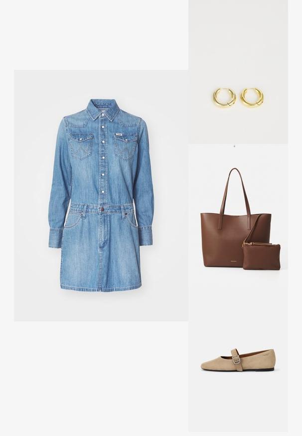 Denim skjortekjole i lyseblå, med krave, lange ærmer, to brystlommer og en tætsiddende talje. Har kontrasterende syninger og knapper.; Beige ruskind Mary Jane flade sko med spids tå og et enkelt justerbart strop med en sølv spænde. Sort flad sål.; Brun faux læder tote taske med to lange håndtag og en matchende lille pung. Overfladen har et struktureret mønster og guldfarvede hardware detaljer.; Guldøreringe med en glat, reflekterende overflade, med et rundet, kraftigt design og en hængsel-lukning for nem påføring.