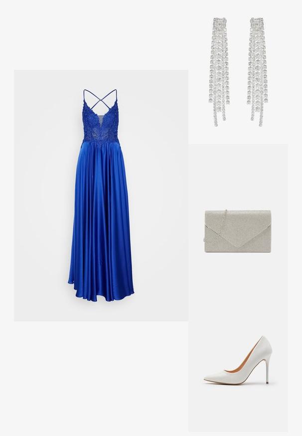 Lang blauwe jurk met een diepe V-hals en een kanten lijfje. Design met straps op de rug, glad satijnen stof en een vloeiende rok met een lichte glans.; Witte gepolijste leren hoge hakpump met een spitse neus en slanke stilettohak, met een gladde textuur en een beige interieur.; Metalen zilveren clutch met een envelopontwerp, verrijkt met een gestructureerd patroon, voorzien van een afneembare kettinghengsel.; Lange zilveren oorbellen met een scala aan heldere, facetteerde kristallen in een waterval van strengen met variërende lengtes en vormen.
