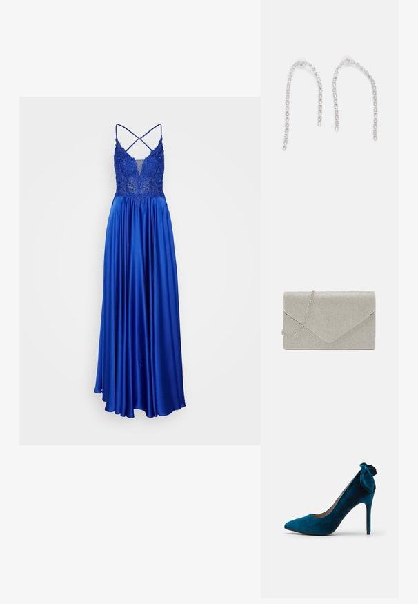Lang blå kjole med dyb V-hals og blondetop. Rygdesign med stropper, glat satinmateriale og flydende skørt med en let glans.; Anna Field by Zalando Pumps - dark blue; Metallic sølv clutch taske med et kuvert-design, udsmykket med et struktureret mønster, der har en aftagelig kæde-strop.; Sølvøreringe med hængende kæder, prydet med flere klare ædelsten arrangeret i et lineært mønster, der giver en glitrende effekt.