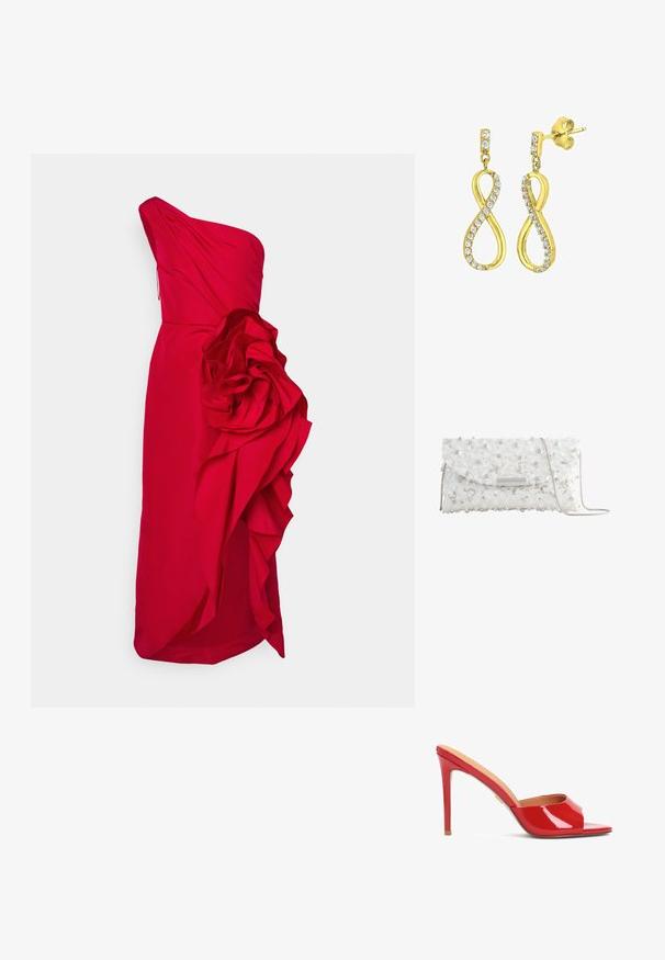 Vestido de satén rojo con un hombro, que presenta un detalle de flor texturizada y sobredimensionada en un costado y volantes en cascada a lo largo del dobladillo.; Mule abierto de charol rojo con un diseño elegante, tacón de aguja alto y un sutil detalle de corte en el empeine.; Clutch de noche blanca decorada con perlas, lentejuelas y pequeños cristales, con un cierre plateado y una fina cadena de plata.; Pendientes en tono dorado con forma de símbolo de infinito estilizado, adornados con cristales transparentes de corte redondo a lo largo de los bordes. Cierre a presión.