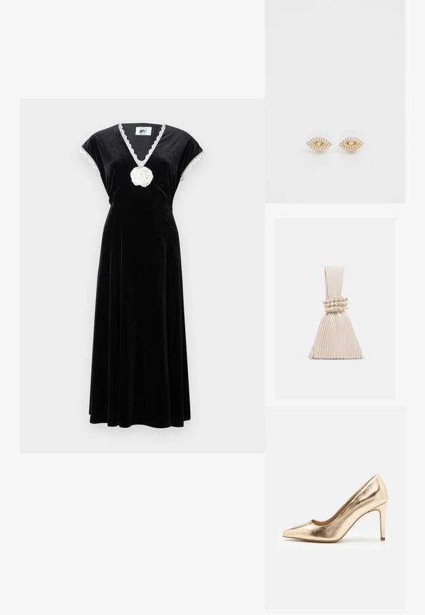Schwarzes Samtkleid mit kurzen Kapuzenärmeln, V-Ausschnitt mit Spitzenbesatz und einem weißen Blumenakzent an der Taille. Fließend bis zum Knöchel.; Goldfarbene Metallic-Pumps mit spitzem Zehenbereich und glatter Oberfläche. Ausgestattet mit einem geschlossenen Absatz und einem schlanken, eleganten Stiletto-Design.; Kleine beigen Faltentasche mit einem verknoteten Griff und drei runden Perlenarmbändern, die um die Mitte gewickelt sind.; Ohrringe in Goldtönung, die wie ein Auge geformt sind, mit klaren Strassakzenten und einem kleinen zentralen Edelstein, sowie einem glatten runden Rücken.
