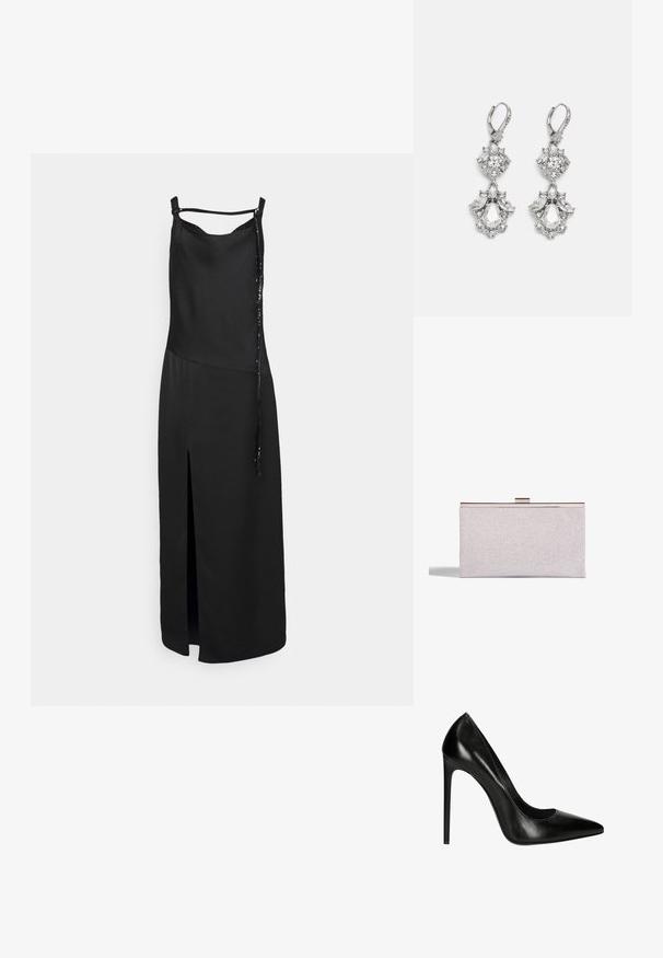 Schwarzes ärmelloses Kleid mit einem Schlitz auf der Vorderseite, das eine glatte Oberfläche und ein dekoratives Bindedetail auf einer Seite aufweist. Einfaches, minimalistisches Design.; Schwarze Leder-Pumps mit hohen Absätzen, spitzer Zehenform und glatter Oberfläche. Verfügt über eine elegante Silhouette und einen Stiletto-Absatz.; Silberner Glitzer-Clutch mit einer eleganten rechteckigen Form, Metallverschluss und glatter Textur. Minimalistisches Design.; Silberfarbene Ohrringe mit mehreren klaren Kristallgemmen in Tropfen- und Marquiseformen, mit Klappverschluss und kunstvollen Details.