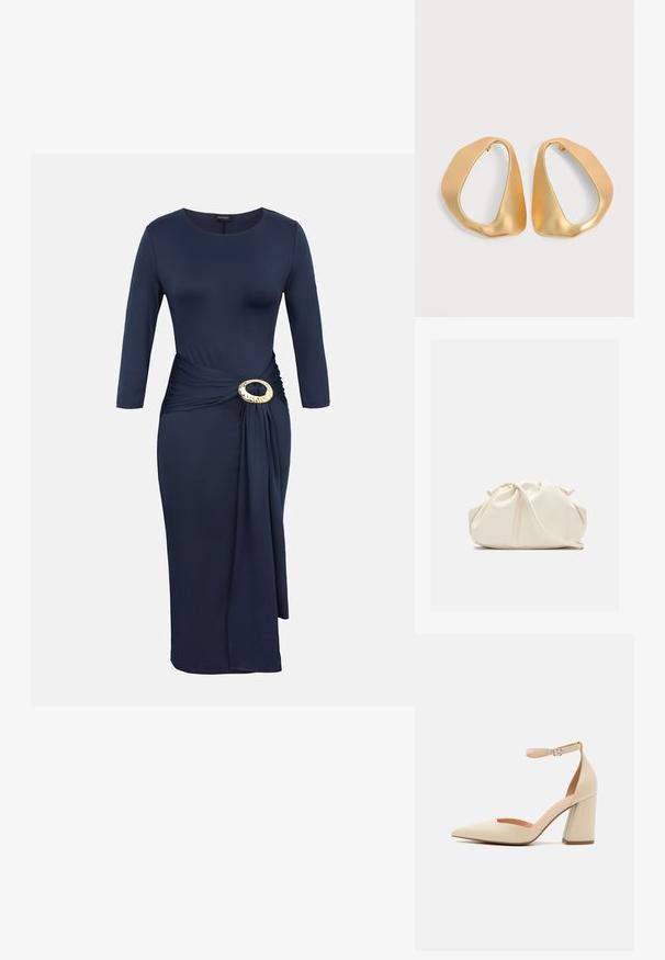 Marineblaues knieumspieltes Kleid mit dreiviertel Ärmeln, rundem Ausschnitt und einem drapierten Taillendetail, das von einer großen goldenen runden Schnalle gehalten wird.; Beige Lackleder-High-Heel-Pumps mit spitzen Zehen, Knöchelriemen und dicker Absatzhöhe. Glatte Textur mit minimalen Steppdetails.; Weiche, cremefarbene Leder-Clutch mit gerafftem Design und einem dünnen Schulterriemen, der vorne auf einem schlichten Hintergrund liegt.; Paar unregelmäßiger, asymmetrischer goldener Creolen mit glatter, matter Oberfläche vor neutralem Hintergrund.