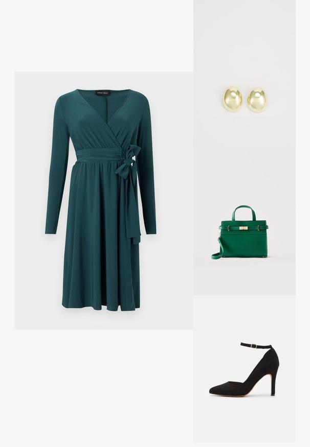 Robe portefeuille bleu sarcelle longueur genou avec manches longues, décolleté en V, taille froncée et détail nœud à nouer sur le côté.; Chaussure à talon haut en daim noir avec un bout pointu et une bride de cheville. Présente une boucle en or et un talon mince et effilé.; Sac à main en cuir vert avec poignée sur le dessus, fermoir doré et bandoulière amovible sur un fond uni clair.; Boucles d'oreilles en métal doré avec une forme lisse et arrondie et une finition polie. Design simple sans embellissements supplémentaires.
