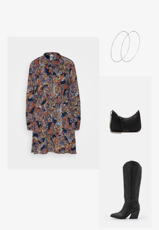 JDY JDYCANA SHORT DRESS - Denné šaty - sky captain; Čierne kožené kovbojské topánky s špicatou špičkou, zúženým stohovaným podpätkom a dekoratívnym prešívaním pozdĺž strán.; Čierna syntetická kabelka s zakriveným tvarom, strieborným reťazovým popruhom, zipsovým uzáverom a embosovaným logom značky na prednej strane. Hladký povrch.; Strieborné kruhové náušnice s minimalistickým dizajnom. Cirkulárny tvar, hladký povrch a tenký profil. Ľahké s lesklým povrchom.