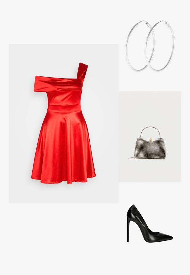WAL G. KELLY ASYMMETRIC SKATER - Cocktailkleid/festliches Kleid - red; Schwarze Leder-Pumps mit hohen Absätzen, spitzer Zehenform und glatter Oberfläche. Verfügt über eine elegante Silhouette und einen Stiletto-Absatz.; Kleine Handtasche mit silbernem Gittermuster, gebogenem Griff, großem Perlenverschluss und einem dünnen silbernen Kettenriemen auf schlichtem Hintergrund.; Silberfarbene Creolen mit einer glatten, runden Form und einer polierten Oberfläche. Beide Ohrringe haben die gleiche Größe und verfügen über einen sicheren Verschlussmechanismus.