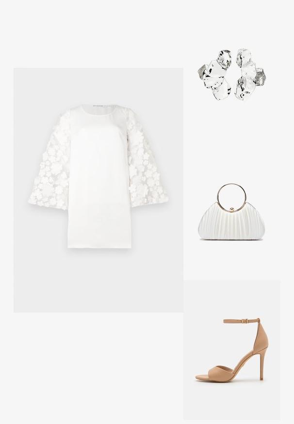 Witte top met een zachte, stoffen romp en doorschijnende, met bloemenpatroon versierde pofmouwen van licht materiaal. Eenvoudige ronde halslijn.; ALDO CRERIDE PILLOW WALK - Sandalen - beige; Witte geplooide handtas met een ronde gouden handgreep, gemaakt van zacht materiaal en een afgeronde vorm. Elegante uitstraling met een gestructureerde afwerking.; Cluster van zes onregelmatig gevormde, doorschijnende en reflecterende glasachtige stukken die zijn gerangschikt op een witte achtergrond.