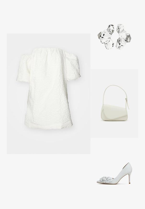 Hvid off-shoulder top med puffede korte ærmer, tekstureret stof med blomstermønster og samlet halsudskæring.; Hvide læder højhælede pumper med spids tå og lagdelt blomsterapplikation detalje foran, samt en slank stiletto hæl.; Hvid taske i faux læder med en struktureret trekantet form, enkelt justerbart skulderstrop og en flaplås med kurver.; Klynge af seks uregelmæssigt formede, gennemsigtige og reflekterende glaslignende stykker arrangeret på en hvid baggrund.