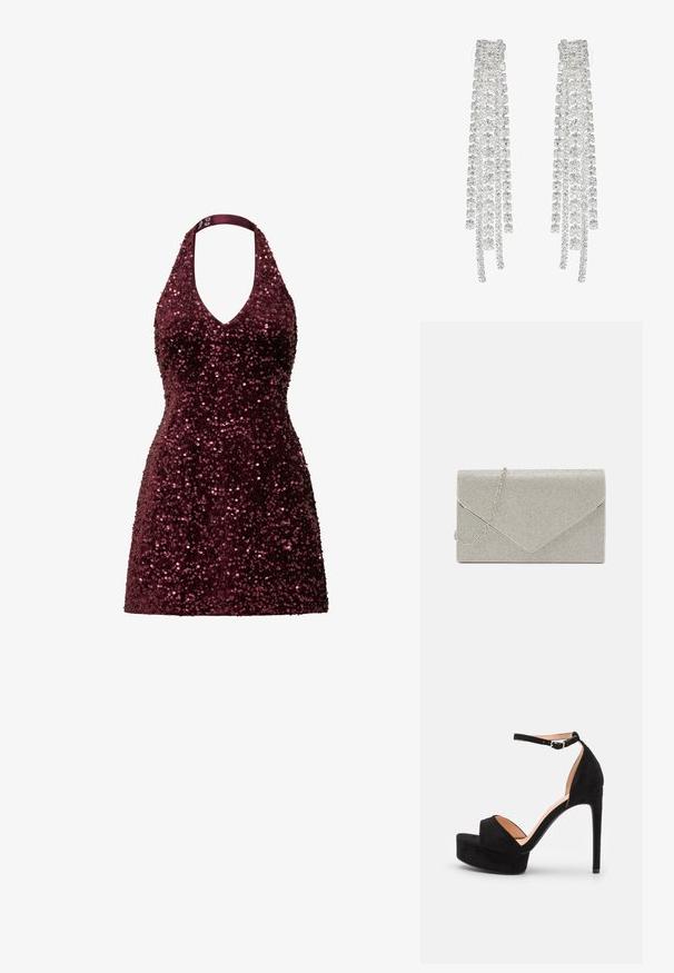 Bordeaux halter-jurk bedekt met pailletten, met een diepe V-halslijn en een aansluitende, korte silhouette. Soepele textuur met reflecterende accenten.; Zwarte suède hoge hakken sandaal met een platformzool, enkelband met zilveren beslag, open teen ontwerp en een gladde textuur.; Metalen zilveren clutch met een envelopontwerp, verrijkt met een gestructureerd patroon, voorzien van een afneembare kettinghengsel.; Lange zilveren oorbellen met een scala aan heldere, facetteerde kristallen in een waterval van strengen met variërende lengtes en vormen.