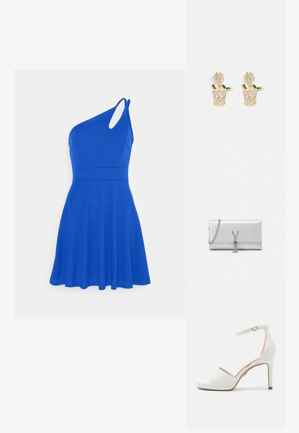 WAL G PETITE RELLY STRAP SKATER - Cocktail φόρεμα / Φόρεμα για πάρτι - electric blue; Λευκό σανδάλι με ψηλό τακούνι, λουρί στον αστράγαλο και ανοιχτό δάκτυλο, με λεπτή χρυσή αγκράφα και λεπτή στιλέτο φτέρνα.; Ασημένια τσάντα φάκελος με υφή, που διαθέτει αλυσίδα και διακόσμηση με φούντα καθώς και λεπτομέρεια με "V" σε μέταλλο στο μπροστινό μέρος.; Pieces PCCAROLINE EARRINGS - Σκουλαρίκια - gold-coloured