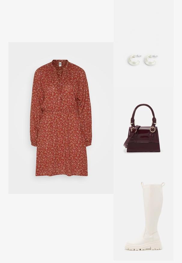 JDY JDYCANA SHORT DRESS - Jurk - burnt brick; Kniehoge witte rubberlaarzen met een stevige zool en elastische zijpanelen. Voorzien van trekhaken aan de bovenkant voor gemakkelijker aan- en uittrekken. Glad textuur.; Bordeaux patenten lederen handtas met een gestructureerde vorm, dubbele handgrepen en een verstelbare schouderband. Voorzien van gouden hardware en gestikte accenten.; Zilverkleurige oorbellen in een gedraaide hoepelontwerp, met een gestructureerde oppervlakte en geribbelde details, bevestigd met een post sluiting.