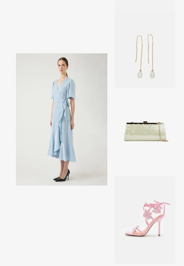 Mujer vestida con un vestido cruzado azul claro con mangas cortas y onduladas y un lazo lateral, combinada con tacones altos negros puntiagudos, posando contra un fondo sencillo.; Sandal de tacón alto rosa con acentos de mariposa, hecho de material suave. Cuenta con tirantes delgados y un tacón esbelto.; Bolso de mano con lentejuelas blancas relucientes, estructura metálica en tono dorado y una correa de cadena colgada a un lado, sobre un fondo blanco.; Pendientes de gota de metal dorado que presentan elementos de cadena larga con dos pendientes de perlas blancas en los extremos. Las perlas tienen una forma redonda y suave.