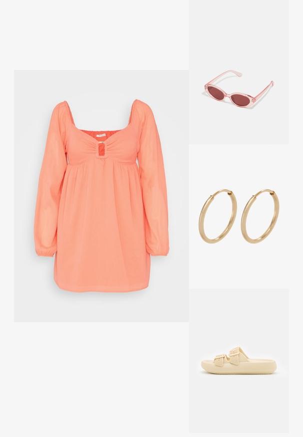 American Eagle RING FRONT BABYDOLL - Hverdagskjole - coral; Beige slip-on sandal med tekstureret overdel, justerbare spænder og en tyk, polstret sål. Letvægtsdesign velegnet til afslappet brug.; Lyserøde transparente solbriller med ovale linser, mørkerød toning og slanke stænger, der har en glat overflade og diskret detaljering på rammen.; Guldøreringe med en glat, poleret overflade. Rund form, mellemstor, med en sikker lukkemekanisme.