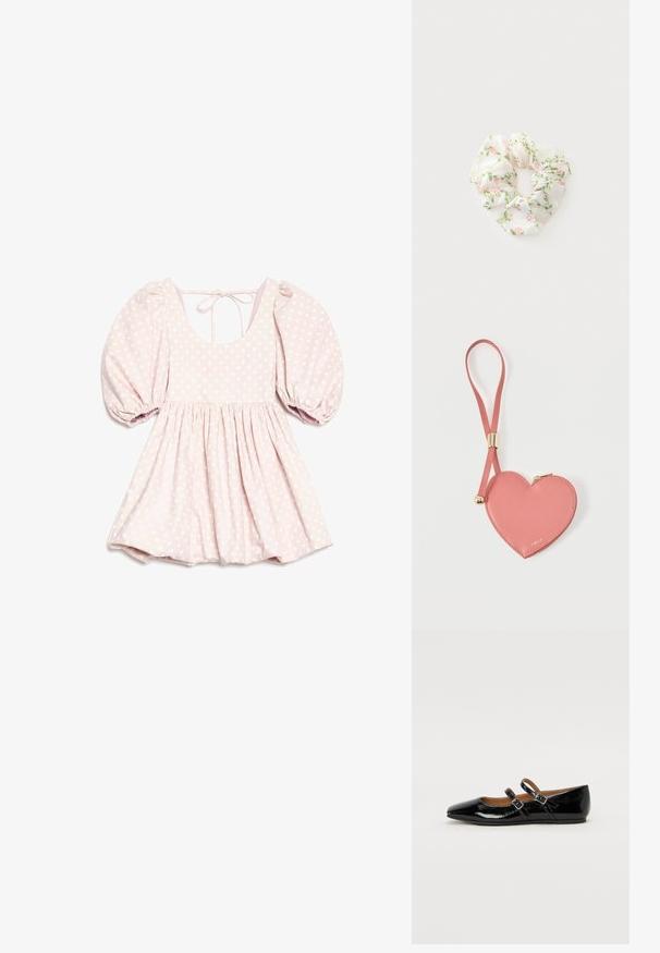 Robe rose clair à pois avec manches courtes bouffantes, encolure nouée dans le dos, taille froncée et jupe fluide.; Ballerine plate en cuir verni noir avec un bout pointu, deux brides ajustables avec boucles, et une semelle plate. Texture lisse avec une finition brillante.; Chouchou en tissu blanc avec un motif de fleurs roses et de feuilles vertes sur un fond clair.; Pochette à pièces en cuir rose en forme de cœur avec sangle de poignet et fermeture éclair dorée, marquée d’un petit texte doré "Furla".