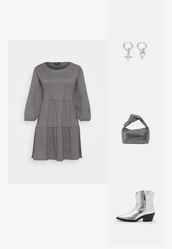 Even&Odd Petite by Zalando Robe en jersey - grey; Bottes de cowboy en cuir argenté avec un bout pointu, des détails brodés sur la tige et un talon noir modéré. Surface lisse et brillante.; Sac à main noir et argent avec une surface texturée affichant un motif en diamant, une anse nouée et une forme structurée.; Boucles d'oreilles en argent en forme de cerceau avec un charme croix et cœur. Texture lisse et brillante avec une finition polie. Chaque charmepend d'une boucle sécurisée.