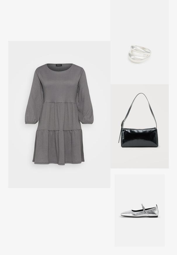 Even&Odd Petite by Zalando Džersejové šaty - grey; Strieborné metalické baleríny s špicatou špičkou, remienkom okolo členka s nastaviteľnou prackou, textúrovaným povrchom a minimálnou čiernou podrážkou.; Čierna obdĺžniková kabelka na rameno s jedným nastaviteľným remienkom a horným zipsom na jednofarebnom pozadí.; Strieborný prsteň s dvojitým pásikom s hladkým, lesklým povrchom. Má plynulý, zakrivený dizajn s prekryvajúcimi sa časťami pre moderný vzhľad.