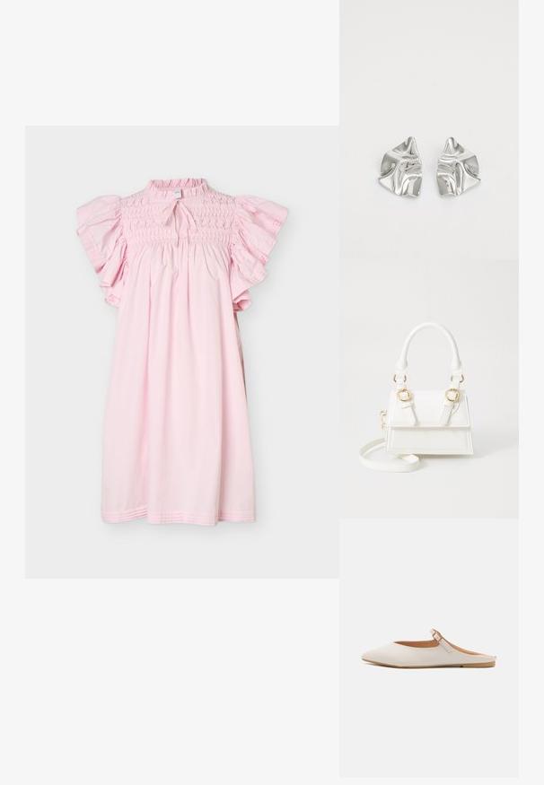 Robe rose pâle longueur genou avec corsage smocké, manches courtes à volants, et petite ouverture avec nœud à l'encolure.; Mule en cuir blanc avec un embout pointu et une petite bride de cheville. Présente une semelle intérieure brun clair et une semelle en caoutchouc beige. Texture lisse.; Sac à main en simili cuir blanc avec un design structuré, des accents en métal doré, deux poignées supérieures et une bandoulière réglable.; Boucles d'oreilles en métal argenté avec un design ondulé et sculptural, présentant une finition polie et des formes irrégulières, mettant en valeur une esthétique contemporaine.
