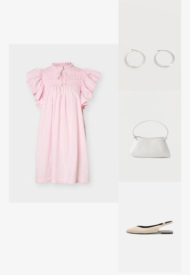 Lyserød knælængde kjole med smocket korset, flæse korte ærmer og en lille nøglehul med sløjfe ved halsudskæringen.; Beige læder slingback flade sko med spidse tæer, minimalisk design, glat tekstur og en lav sort sål.; Hvid fletlæderhåndtaske med afrundet håndtag og ender på remmen, der er knyttet, vist mod en ensfarvet baggrund.; Sølvfarvede metaloorringe med glat, let buet overflade og låsemekanisme på en ensfarvet hvid baggrund.