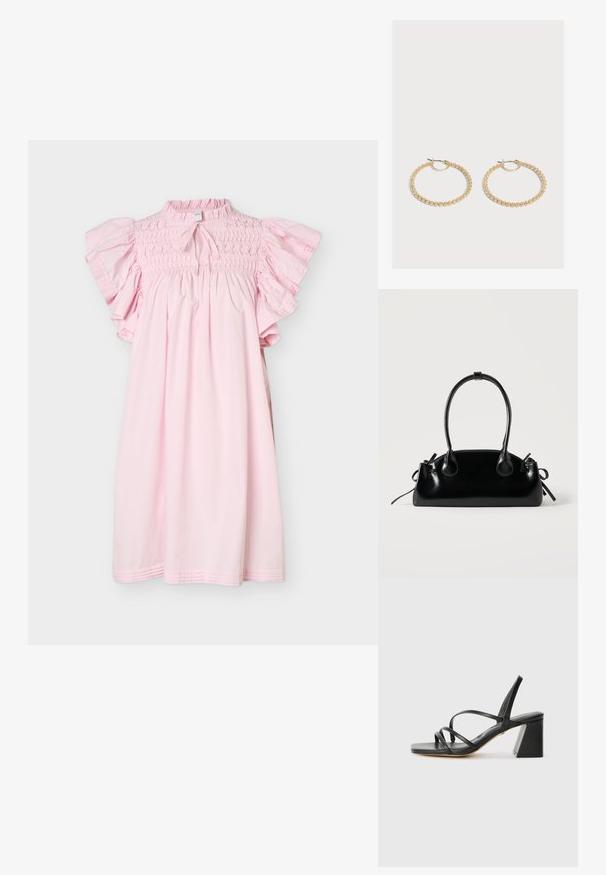 Robe rose pâle longueur genou avec corsage smocké, manches courtes à volants, et petite ouverture avec nœud à l'encolure.; Sandales noires à talons avec un bout carré, présentant plusieurs fines bretelles et un talon bloc géométrique. Texture en cuir lisse et design minimaliste.; Petit sac à main noir brillant avec deux longues anses et des détails à cordon sur les côtés sur un fond clair uni.; Paire de boucles d'oreilles créoles en or de taille moyenne avec un design texturé et perlé sur un fond clair uni.