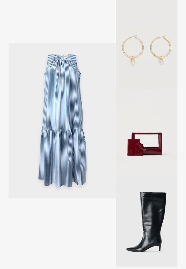Mouwloze midi-jurk met blauw-witte verticale strepen, met geplooide halslijn en gelaagde rok op een effen achtergrond.; Zwarte leren kniehoog laars met puntige neus en lage kittenhak op een effen lichte achtergrond.; Set van een bordeauxrode leren pouch met een transparante voorkant, een kleine kaarthouder en een bagagelabel, allemaal met een gladde textuur en geperste details.; Gouden oorringen in de vorm van een ring, elk met een enkele hangende witte parel en een klein detail van strasssteentjes op een lichte achtergrond.