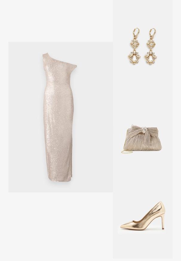 Knælang, one-shoulder kjole i lys beige med en tætsiddende silhuet, der har en paillet-tekstur og et strømlinet, lige design.; Guldmetallic højhælede pumps med spidse tæer og en glat overflade. Har lukket hæl og en slank, elegant stiletto-design.; Metallic guld clutch taske med plisseret stof, der har en sløjfedetalje øverst og en gylden kædetras for alsidighed og nem bæring.; Guldtonede chandelierøreringe med en klynge-design, der har runde og tårnformede klare krystaller, der fremhæver detaljerne.