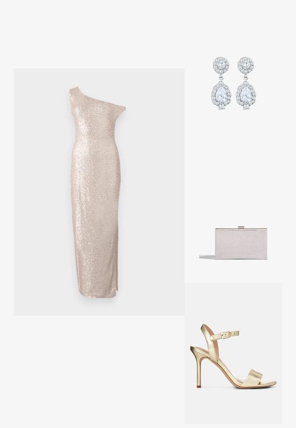 Knælang, one-shoulder kjole i lys beige med en tætsiddende silhuet, der har en paillet-tekstur og et strømlinet, lige design.; Guldmetallic, strop-sandale med høj hæl og spænde-lukning, åben tå og glat overflade. Har en slank, spids hæl.; Rektangulær sølvglitter clutchtaske med metalramme og lås, der kaster en skygge på en hvid baggrund.; Sølvfarvede øreringe med en rund stud med pavé-indstilling og en pæreformet dråbe omgivet af mindre sten, hvilket fremhæver en funkende effekt.