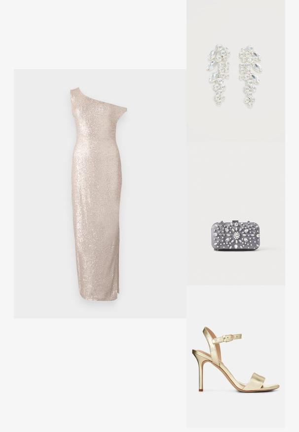Knie-lange, one-shoulder jurk in lichtbeige met een getailleerd silhouet, voorzien van een paillettenstructuur en een slanke, rechte ontwerp.; Gouden metallic, gestrikte hoge hak sandaal met een gesp sluiting, open teen en een gladde textuur. Kenmerkt zich door een slanke, puntige hak.; Kleine rechthoekige donkergrijze clutch versierd met heldere strass-steentjes in een uitstralend patroon en een zilveren kettingband.; Paar zilverkleurige oorbellen met gegroepeerde heldere facetten kristallen in ronde en marquise vormen op witte achtergrond.