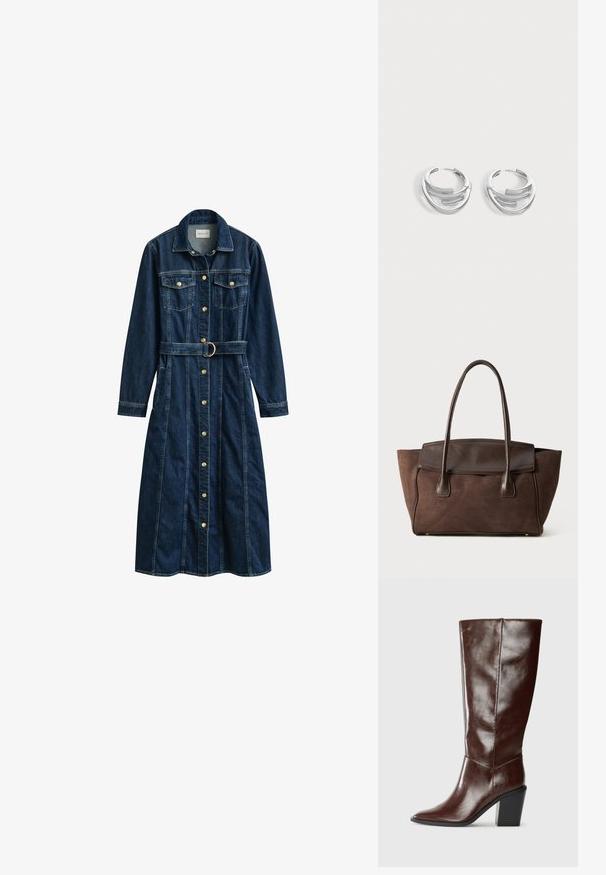 Dunkelblaues langes Jeanskleid mit langen Ärmeln, goldenen Knöpfen vorne, Brusttaschen, Kragen und einem passenden Gürtel mit Metallschnalle.; Hohe, dunkelbraune Lederstiefel mit einer spitzen Zehe und einem gestapelten Blockabsatz, seitlich vor einem schlichten Hintergrund dargestellt.; Braune Wildleder-Tote mit strukturiertem Design, glatten Lederakzenten, verlängerten Griffen und subtiler Kontrastnaht.; Paar polierte silberne Creolen mit geschichtetem, gebogenem Stabdesign auf einem einfarbigen hellen Hintergrund.