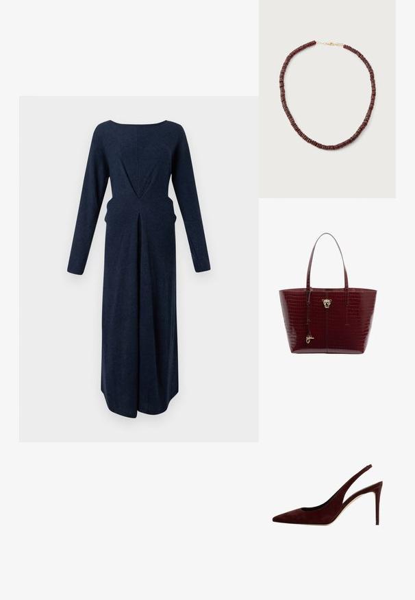 Langærmet kjole i mørk navy med bred halsudskæring, tætsiddende talje og midterslids, lavet af et blødt tekstureret stof.; Mørkerød suede slingback pump med spids tå og stiletto hæl, set fra siden på en hvid baggrund.; Bourgognefarvet tote-taske i krokodilleskind med to håndtag, et gyldent leopardhovedemblem og en hængende gylden hjertecharm med en stang.; Rød stenan hængende med små, runde perler og en guldspænde. Perlerne er glinsende med et regelmæssigt mønster, lette og fleksible i designet.