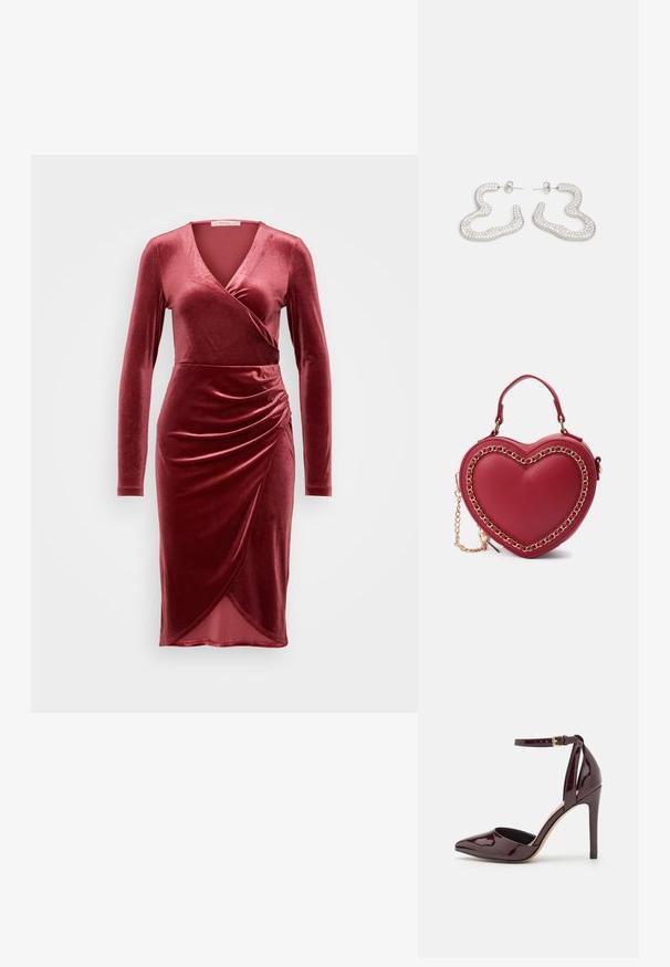 ONLY ONLJENNY DRESS - Cocktail φόρεμα / Φόρεμα για πάρτι - cabernet; Μπορντό λαδιού τυπωμένα ψηλοτάκουνα παπούτσια με μυτερή μύτη, λουράκι στον αστράγαλο και τακούνι στιλέτο 10 εκ. Λείο υλικό και ελάχιστες λεπτομέρειες.; Κόκκινη τσάντα χρώματος καρδιάς κατασκευασμένη από λείο δέρμα, με χρυσή αλυσίδα και επάνω χερούλι, διαθέτει αφαιρούμενο λουρί ώμου.; Ασημί σκουλαρίκια με κυματιστό, αφηρημένο σχέδιο διακοσμημένα με μικρούς, λαμπερούς κρυστάλλους. Ασφαλής κλείσιμο με στήριξη.