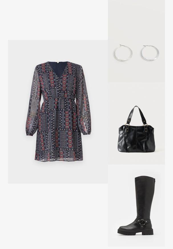 Marineblaues, transparentes, langärmliges Kleid mit V-Ausschnitt, elastischer Taille und roten sowie weißen Blumen- und Blattmustern in vertikalen Streifen.; Kniehohe schwarze Lederstiefel mit einem runden Schnallenakzent. Sie verfügen über eine robuste Sohle und eine strukturierte Oberfläche, mit einem glatten Schaft und einem verstellbaren Riemen.; Schwarze Leder-Schultertasche mit doppelten Trägern, befestigt durch goldene Ringe und Nieten, glatte und leicht glänzende Oberfläche, schlichtes Design.; Silberne Metallcreolen mit glatter, leicht gebogener Oberfläche und Klappverschluss vor schlicht weißem Hintergrund.