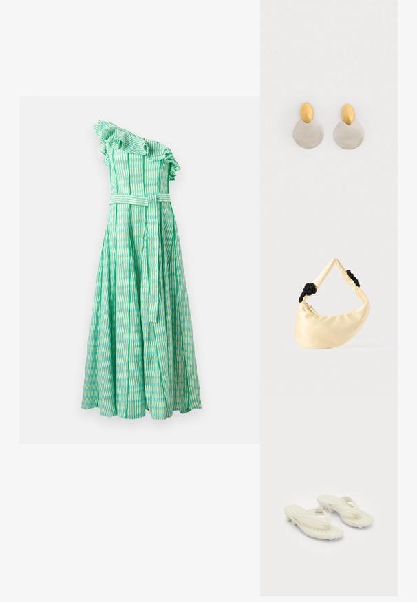 Robe verte à une épaule avec des volants ondulés, des rayures verticales dans des nuances de vert et de bleu, et une ceinture assortie à la taille.; Sandales thong crème de Puma avec de petits talons et des semelles rembourrées, dotées de logos dorés de Puma sur les brides.; Sac épaule en satin couleur crème avec deux nœuds tressés noirs sur la sangle et une fermeture éclair visible.; Boucles d'oreilles en métal doré et argenté avec une base en disque rond et une pièce supérieure ovale, texture lisse et finition polie.