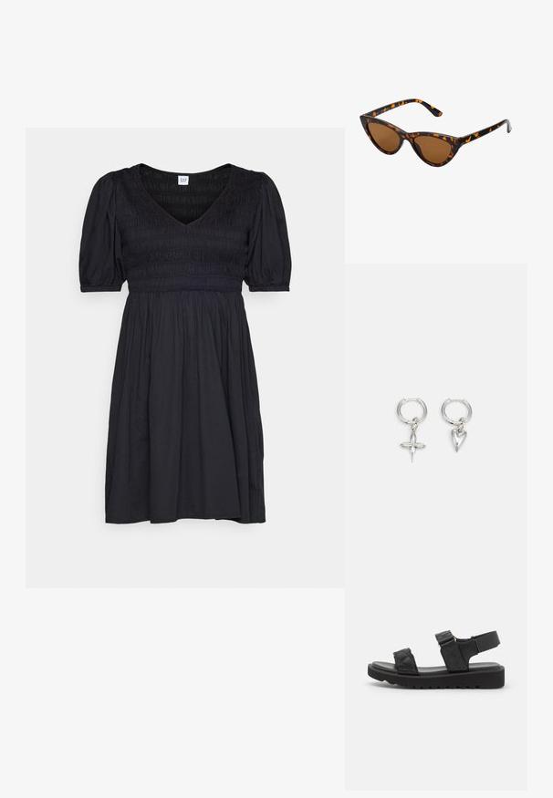 GAP SMOCKED PUFF MINI DRESS - Hverdagskjole - black; Sorte platform sandaler med quiltede stropper, åben tå og justerbar ankelrem. Tekstureret gummisål med zigzag mønster for godt greb.; Kat-ejede solbriller med en sort og orange skildpaddemønstret stel, brune linser og slanke, spidse ender. Har et minimalistisk logo på skabelsen.; Sølv hoop øreringe med et kors og hjerte charm. Glat, skinnende tekstur med en poleret finish. Hver charm hænger fra en sikker løkke.