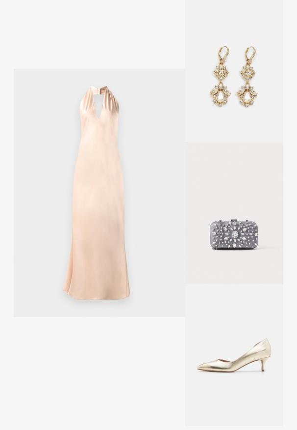 Halternekk jurk van licht perzik satijn, met een diepe V-hals en een getailleerd silhouet, met een uitlopende zoom aan de onderkant.; Metallische gouden hoge hakpomp met een spitse teen, slanke hak, een gladde textuur en minimale stikseldetails op de bovenkant.; Kleine rechthoekige donkergrijze clutch versierd met heldere strass-steentjes in een uitstralend patroon en een zilveren kettingband.; Gouden hangoorbellen met een clusterontwerp, versierd met ronde en druppelvormige heldere kristallen, die zich kenmerken door ingewikkelde details.